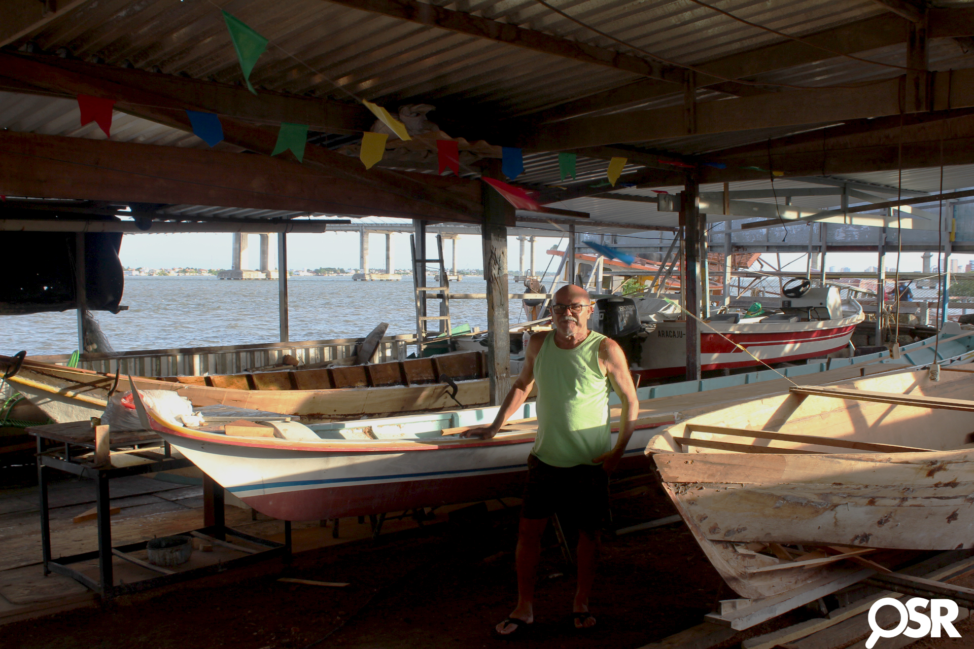 Mestre Bruno já perdeu as contas de quantas embarcações construiu na prainha do Bairro Industrial